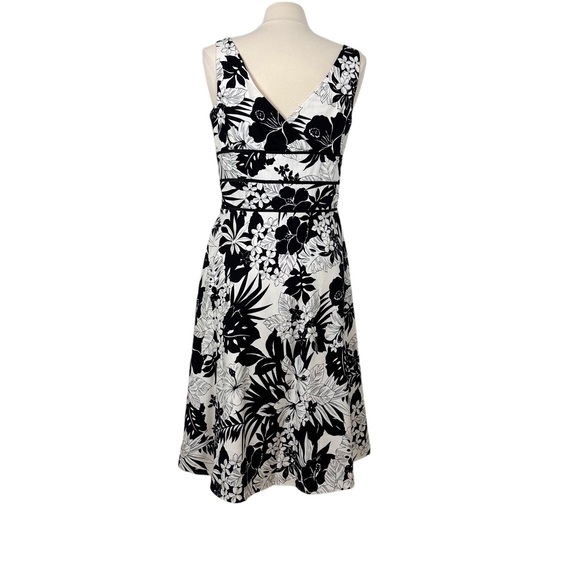 White House Black Market B&W Tropical Floral VNeck A-Line Dress Sz 12 - Picture 3 of 7